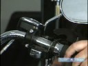 Motosiklet Tamir : Nasıl Motosiklet Gaz Kelebeği Kablolarını Ayarlamak İçin  Resim 3