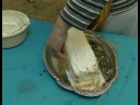 Nasıl Mocha Dolgulu Harika Bir Kek : Mocha Acaba Bir Pastanın Üzerine Fındık Yayılıyor  Resim 3