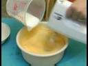 Nasıl Mocha Dolgulu Harika Bir Kek : Mocha Merak Kek İçin Yumurta Ve Şekeri Krema Sürme  Resim 3
