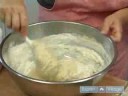 Geleneksel Shabbat Ekmeği Bir Ekmek Pişirmeyi : Mix Shabbat Ekmeği Ekmek Yaparken Elle Un  Resim 4