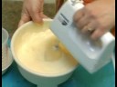 Nasıl Mocha Dolgulu Harika Bir Kek : Mocha Merak Kek İçin Yumurta Ve Şekeri Krema Sürme  Resim 4