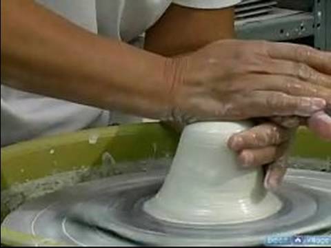 Nasıl Bir Porselen Çaydanlık Yapmak: Kil Porselen Çaydanlık İçin Potter's Tekerlek Üzerinde Merkezleme
