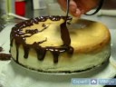 Pişirmeyi Ve Süslemek Bir Cheesecake : Çikolata Sosu İle Cheesecake  Resim 3