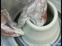 Nasıl Bir Porselen Çaydanlık Yapmak: Nasıl Kil Yetişmek İçin Potter's Tekerlek Resim 4