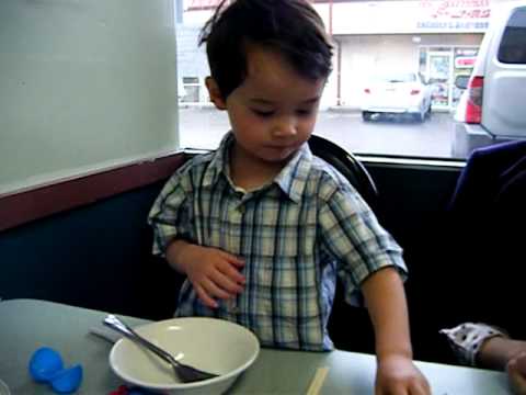 Çocuk İle Dinozor Restoranda Yemek