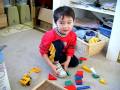 Çocuk Ev Kırmızı Üçgen Oyuncak Bloklarla İnşa