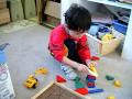 Çocuk Ev Kırmızı Üçgen Oyuncak Bloklarla İnşa Resim 3