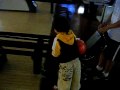 Çocuk Gider Bowling Gösterir Sonrası Bowling Atış Kontrol