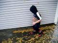 Çocuk Ağır Yağmur Altında Çalışır Ve Gerçekten Islak Alır! Kazma Da Oyuncak! Resim 4