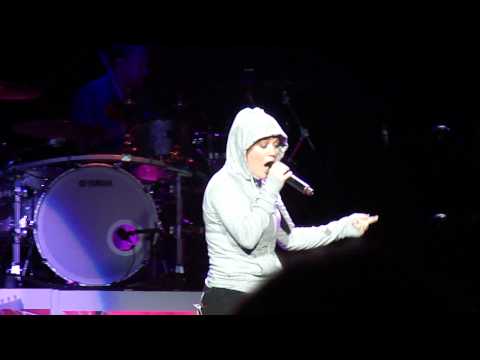 Kelly Clarkson - Kaybetmek Kendini (Eminem Cover) - Baltimore 8/10/12 Resim 1