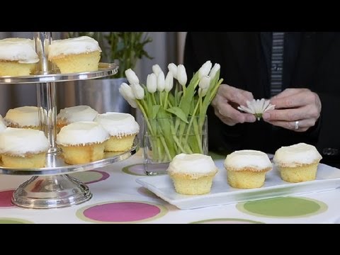 Nasıl Bir Cupcake Düğün Pastası Gerçek Çiçeklerle Süslemek İçin: Düğün Ve Özel Etkinlik Planlama