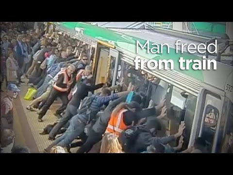 İnsanlar Güç Perth Tren Kapana Adam Serbest Bırakır.